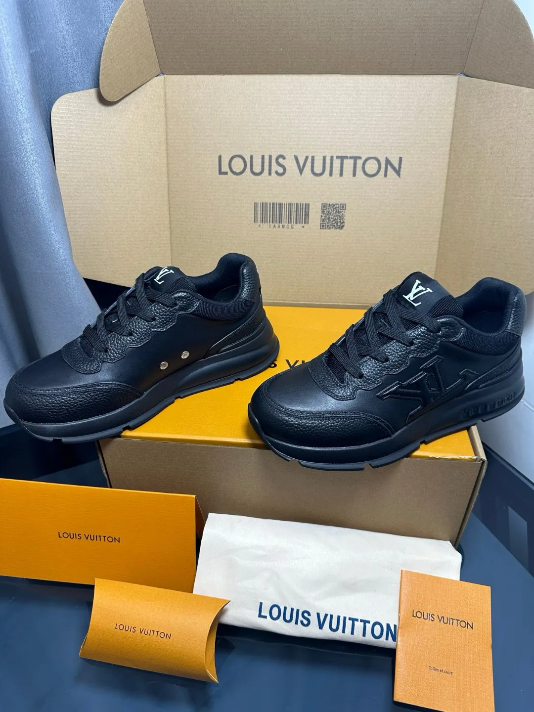 Factory price: 700💰🌈LV | Louis Vuitton 2025𝐬𝐬 🧡💚2025 spring and summer new style top version‼ ️The original version is the same. The counter focuses on the latest casual shoes and new hard goods🆕 ❥Purchasing agent level! Full of high-end feel! A popular model among bloggers at home and abroad, it’s retro and fashionable, and looks stunning on your feet! Wear a lot of happiness! The official website's main recommendation★ ━━━━━ ЅᏇєєt ━━━━━ ▪️Upper: Original custom-made imported calfskin fabric ▪️Inner: breathable gauze imported from Italy ▪️Outsole: rubber foam ➕t men's men's shoes 💰u high-end outsole ▪️Color: nine colors available ▪️Shoe size: 35-44, (45, 46 customized)